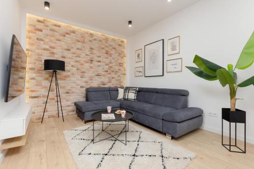 Loft Apartment with Parking in Warsaw by Noclegi Renters, Варшава