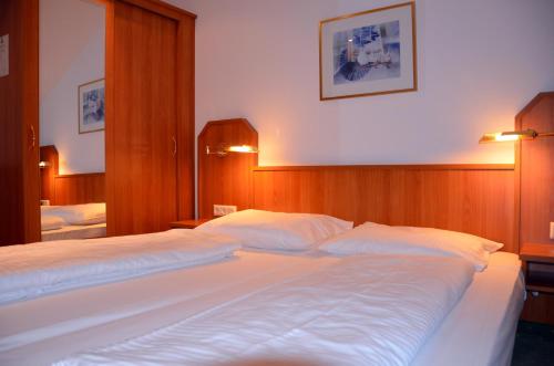 1 double bed, 2 twin beds