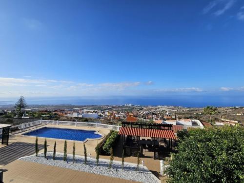 Cool 4-bedroom Villa with sea views