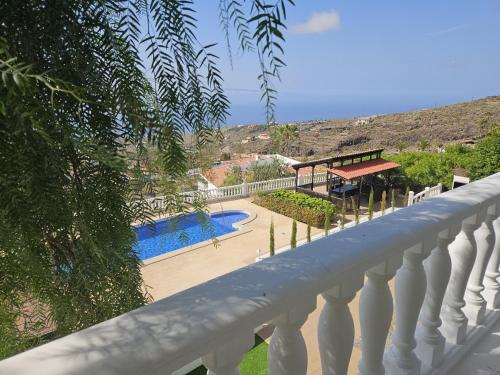 Cool 4-bedroom Villa with sea views