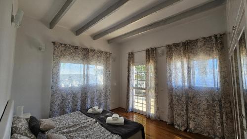 Cool 4-bedroom Villa with sea views