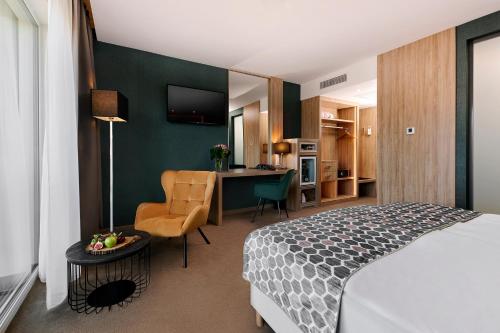 512393445 Hotel Ózon & Luxury Villas
