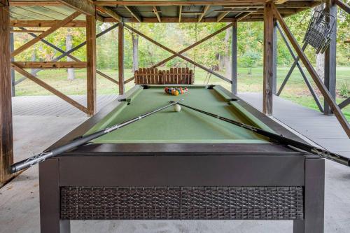 Riverfront Cabin wFirepit Pool Table Porch WiFi