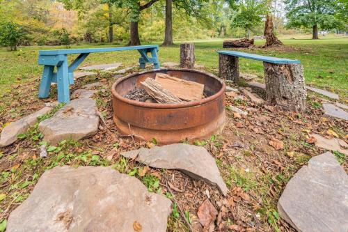 Riverfront Cabin wFirepit Pool Table Porch WiFi