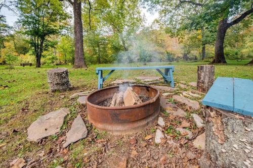 Riverfront Cabin wFirepit Pool Table Porch WiFi