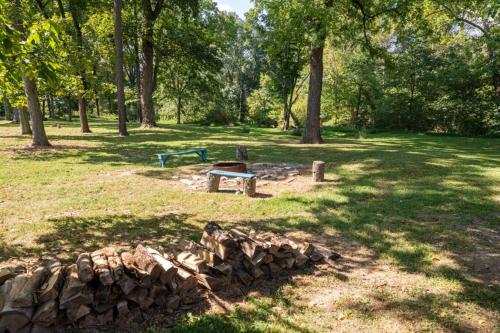 Riverfront Cabin wFirepit Pool Table Porch WiFi