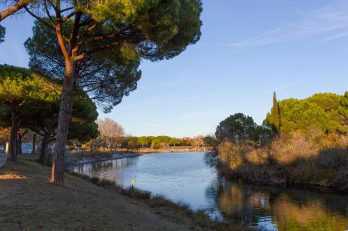 Chez Sébastien - Paisible studio au bord d'un lac avec parking - Location saisonnière - La Grande-Motte