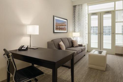 Suite with Two Queen Beds and Roll-in Shower - Mobility and Hearing Access image 4