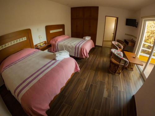 2 queen beds