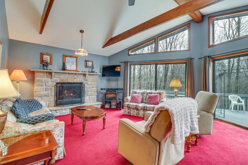 Family Home in Blakeslee with Deck - 6 Mi to Ski! in Blakeslee, USA