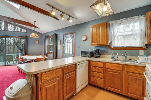 Family Home in Blakeslee with Deck - 6 Mi to Ski! in Blakeslee, USA
