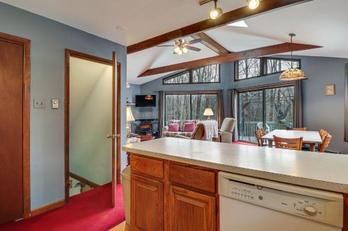 Family Home in Blakeslee with Deck - 6 Mi to Ski! in Blakeslee, USA
