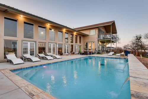 Lakefront Family Home with Pool and Hot Tub