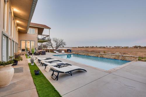 Lakefront Family Home with Pool and Hot Tub