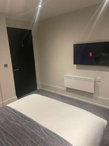 1 Bed Apt - Balcony - City View - Great Location, Liverpool (photo 8)