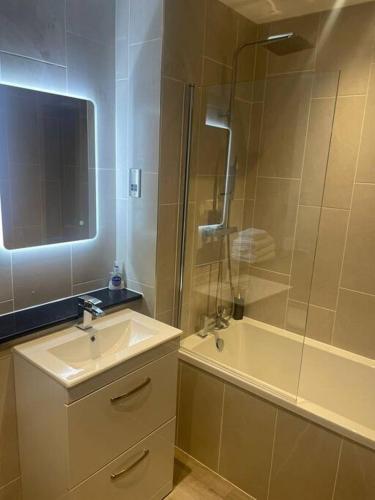 1 Bed Apt - Balcony - City View - Great Location, Liverpool (photo 10)