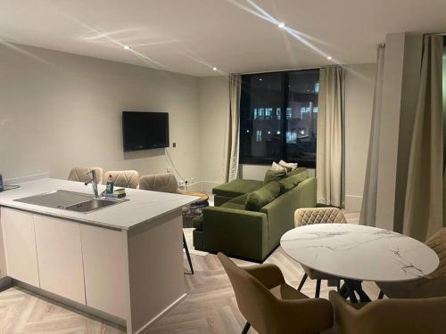 1 Bed Apt - Balcony - City View - Great Location, Liverpool (photo 3)