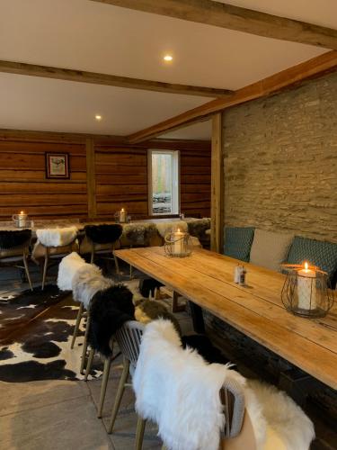 Cat and Custard Pot Inn - main image