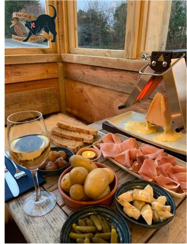 Cat and Custard Pot Inn - image 9