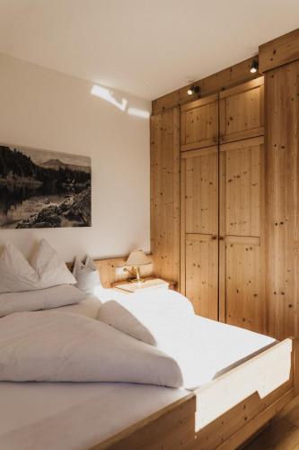 1 king bed, 1 sofa bed