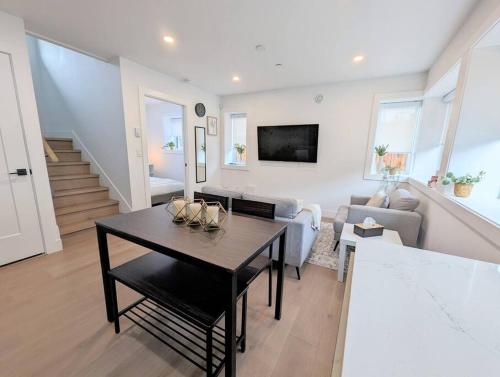 Centrally located, modern, 2 bedroom home in Vancouver, Canada