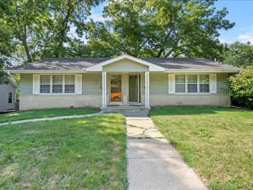 Family Friendly 3 Br 2 Bath Duplex Sleeps 9! in Drake Park