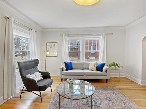 Cozy 3br Home By Ingersoll Restaurant Scene