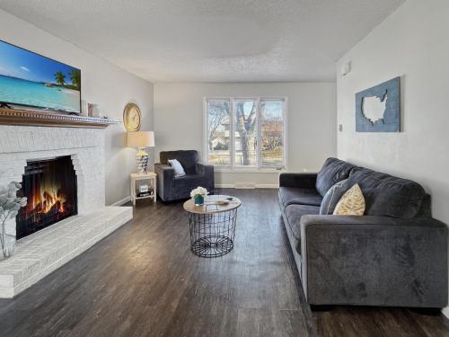 Beautiful Clive 3br Duplex Wfireplace in คลีฟ (IA)