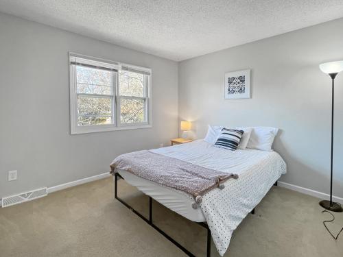 Beautiful Clive 3br Duplex Wfireplace in คลีฟ (IA)