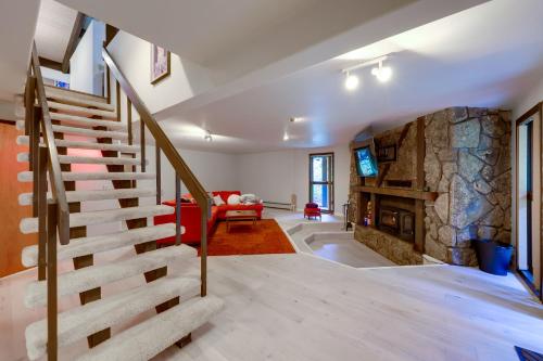 Mid-Century Cabin Creekside, Easy Access to i-70 in Dumont, USA