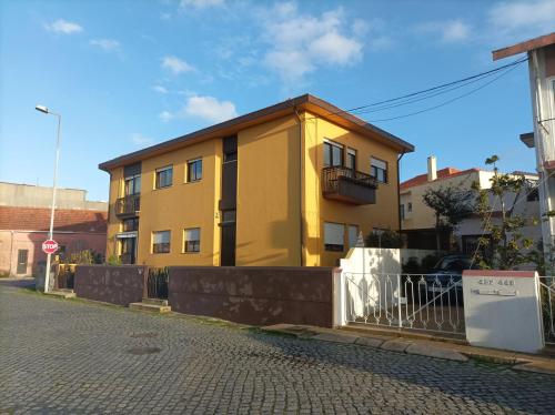 Exterior view, Yellow House in Senhora Da Hora