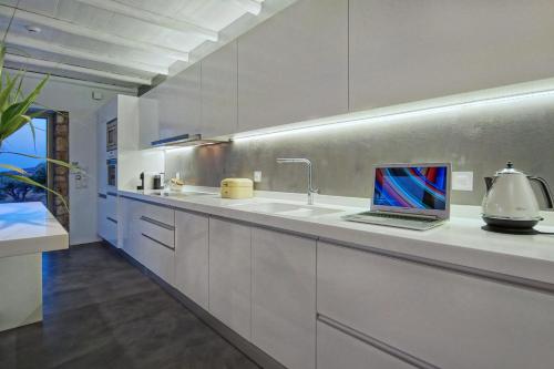 Kitchen, Vista Mare Villas in Lefki