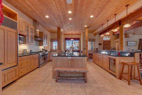 Sundance Lodge -Mountain Home w Views of Palisades - Ski Shuttle, Pets okay! in โอลิมปิกแวลเลย์