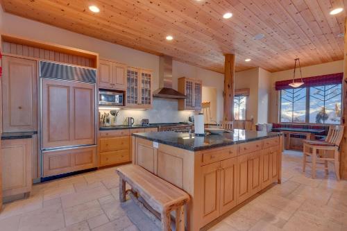 Sundance Lodge -Mountain Home w Views of Palisades - Ski Shuttle, Pets okay! in โอลิมปิกแวลเลย์