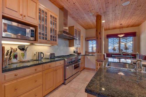 Sundance Lodge -Mountain Home w Views of Palisades - Ski Shuttle, Pets okay! in โอลิมปิกแวลเลย์