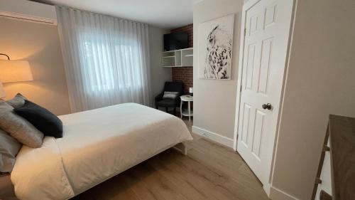 Queen Room image 2