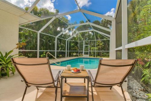 Private Heated Pool & Beach House, 3 King Beds, TVs in all rooms, BBQ, Screened in Pool, 15 min to Beach, Private Neighborhood, 1000mbps WiFi in Vero Beach, USA