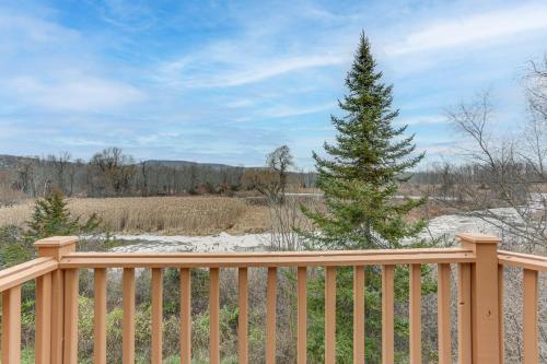 Spacious Condo with View Less Than 1 Mi to Mtn Creek Resort! in Vernon Township, USA