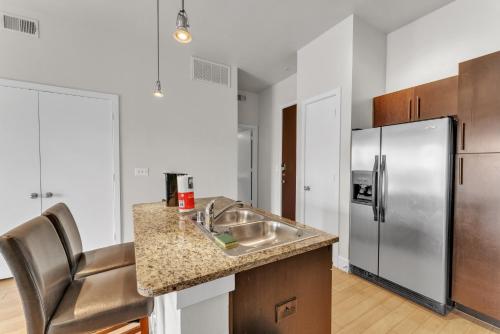 Stunning 1 Bedroom Condo , Pool, Gym, Parking, Cs in Dallas, USA