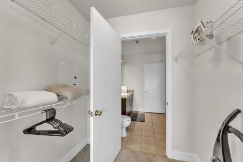 Stunning 1 Bedroom Condo , Pool, Gym, Parking, Cs in Dallas, USA