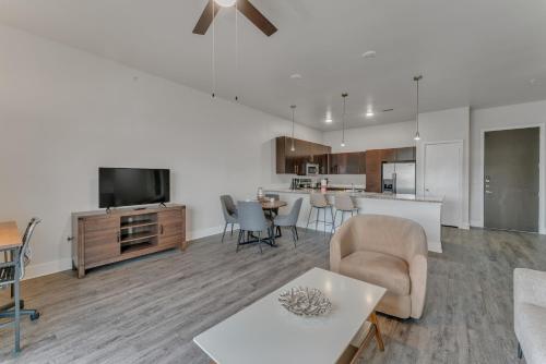 Cs 3243 Elegant 2br , Pool, Gym, Parking in Dallas, USA