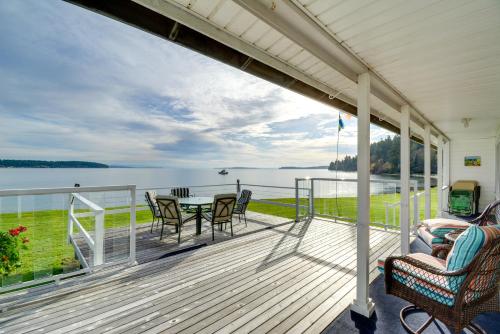 Bayfront Port Hadlock Retreat with Grill and Deck!