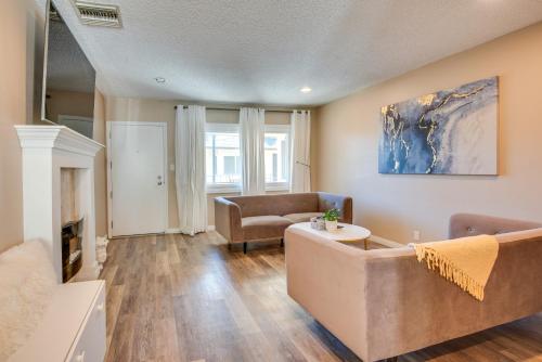LA Condo about 1 Mi to The Kia Forum and SoFi Stadium in Inglewood, USA