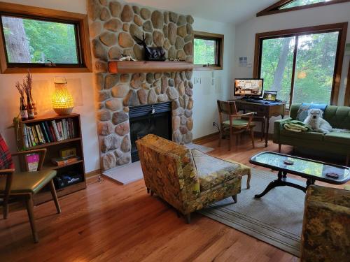 Lakefront Cabin in the Woods fully fenced yard in Elkhorn, USA