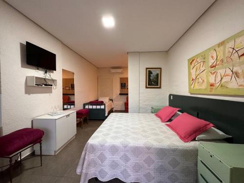 1 king bed, 4 twin beds