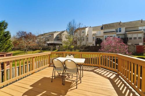 Gorgeous 4BR/3BA Sterling Home I Near AD Airport I Gigabit WiFi I Parking in Sterling, USA
