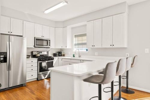 Gorgeous 4BR/3BA Sterling Home I Near AD Airport I Gigabit WiFi I Parking in Sterling, USA