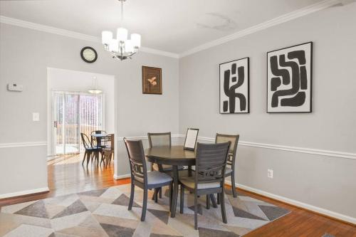 Gorgeous 4BR/3BA Sterling Home I Near AD Airport I Gigabit WiFi I Parking in Sterling, USA