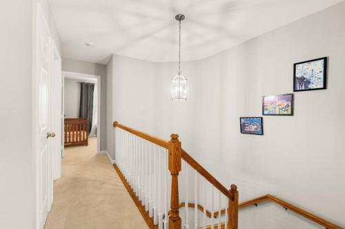 Gorgeous 4BR/3BA Sterling Home I Near AD Airport I Gigabit WiFi I Parking in Sterling, USA