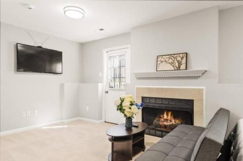 Gorgeous 4BR/3BA Sterling Home I Near AD Airport I Gigabit WiFi I Parking in Sterling, USA